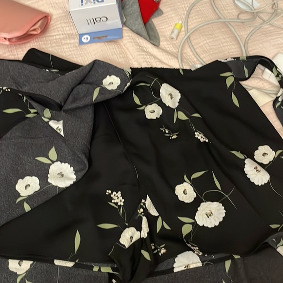 Super cute floral skirt with shorts under. Size xl - Picture 3 of 7